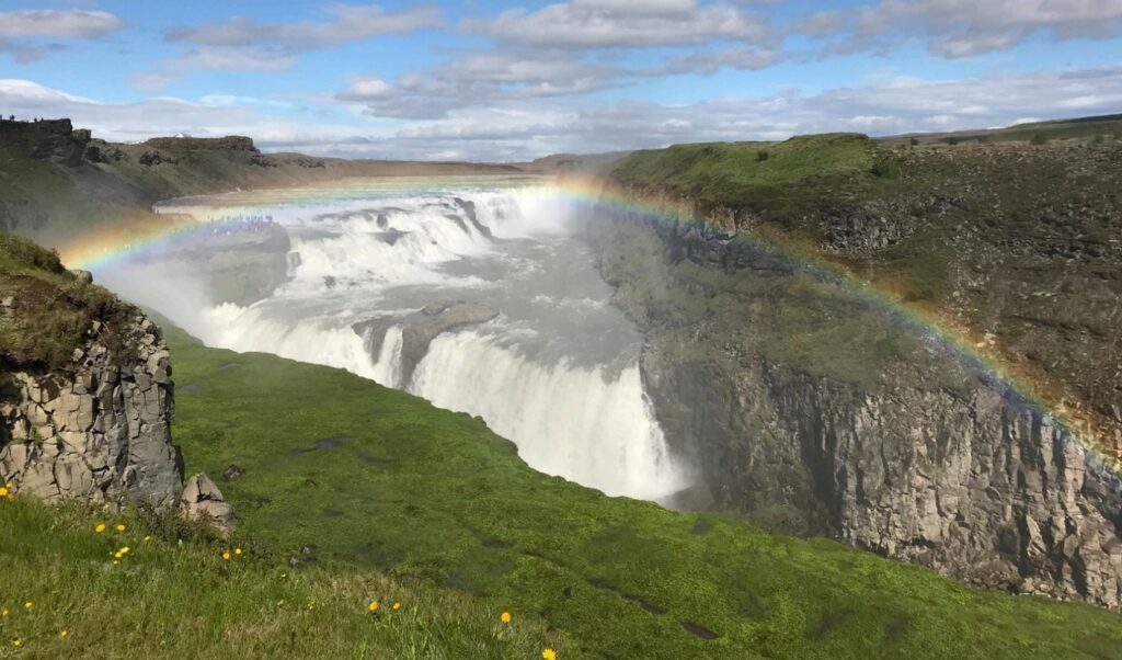 Wasserfall mit Regenbogen