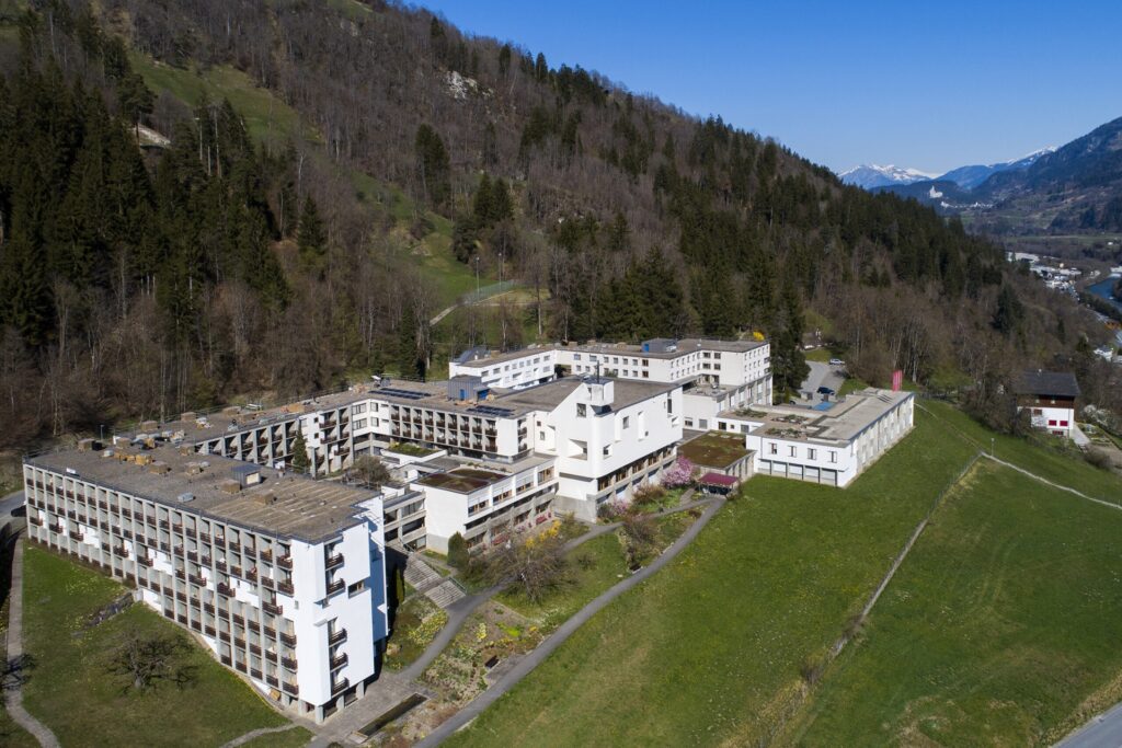 Mutterhaus-der-Ilanzer-Dominikanerinnen-Kloster-Ilanz-von-oben