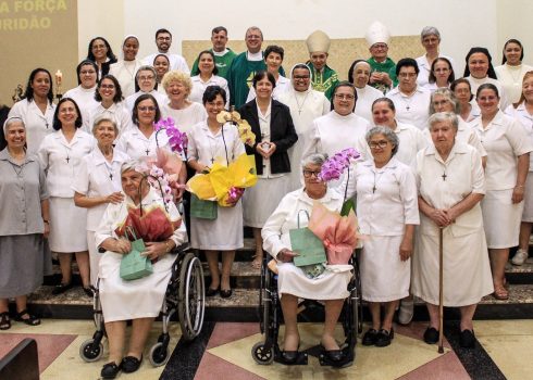 Gruppenbild mit unseren Schwestern und anderen Ordensschwestern_Konvent Brasilien Kloster Ila