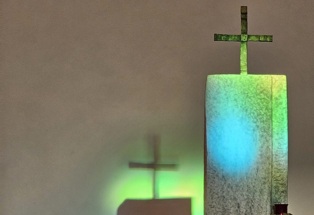 Kloster Ilanz Kirche Tabernakel Kreuz Schatten