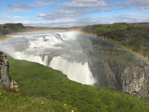 Wasserfall mit Regenbogen