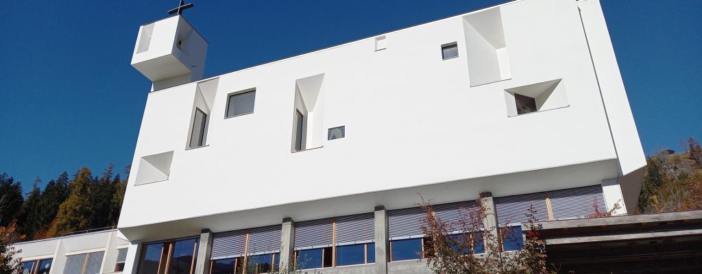 Kloster Ilanz Klosterkirche von unten weisser Kubus Refektorium Aula