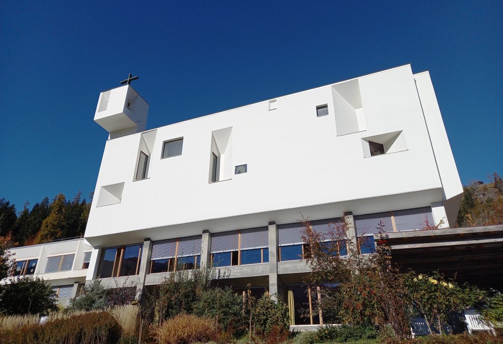 Kloster Ilanz Klosterkirche von unten weisser Kubus Refektorium Aula