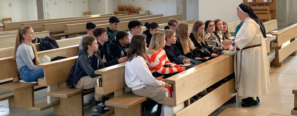 Firmlinge besuchen Kloster Ilanz Führung durch Sr Madlen Büttler